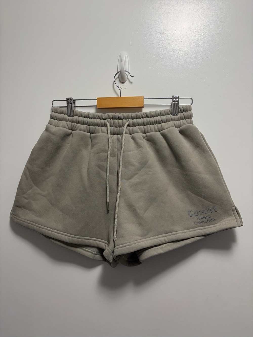 Comfrt Tranquil Shorts in a Gray/Beige Color Women’s Size Medium